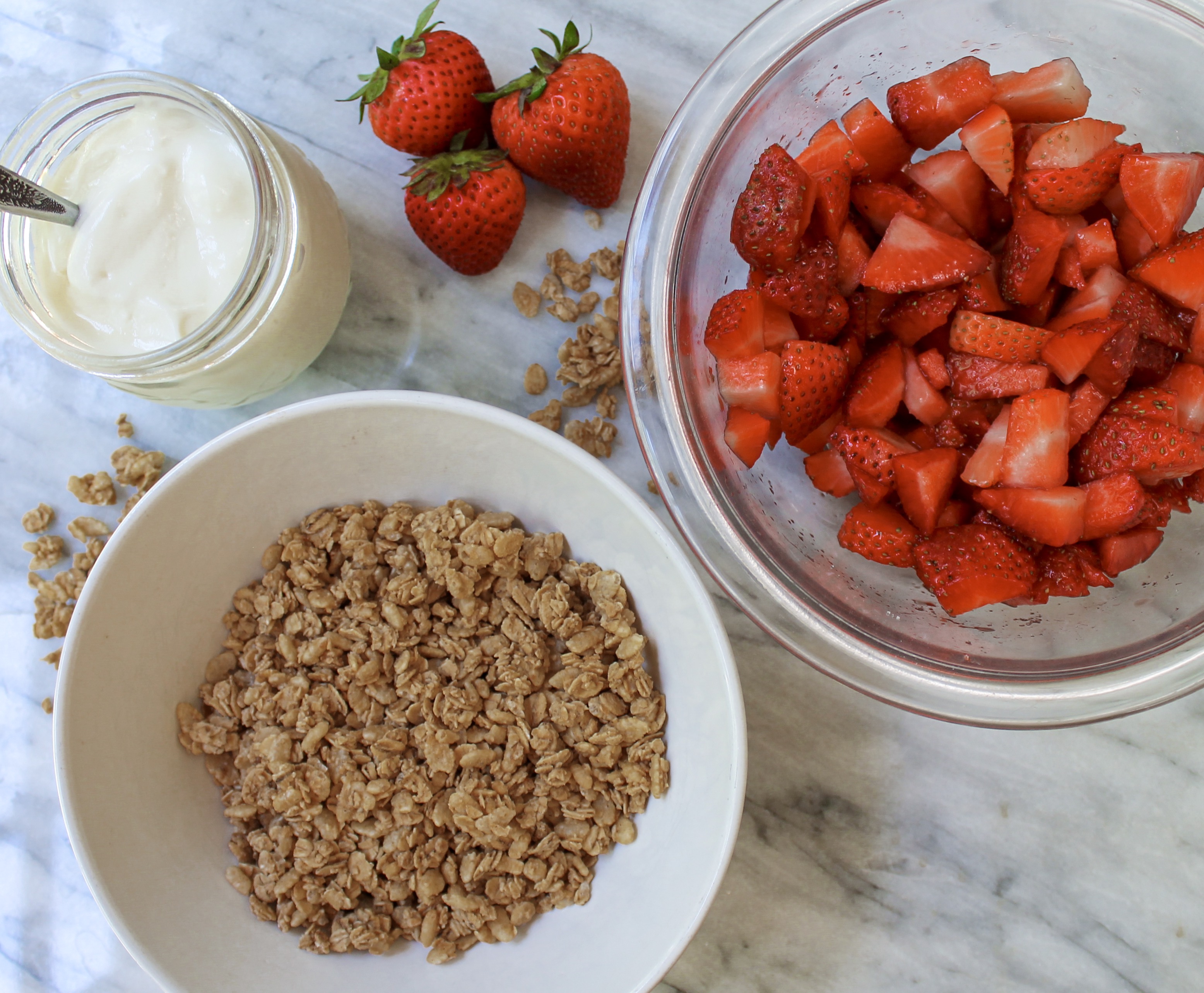 Super Quick and Easy Make-Ahead Breakfast Parfaits | sunshineandholly.com | strawberry yogurt | overnight | mason jar breakfast